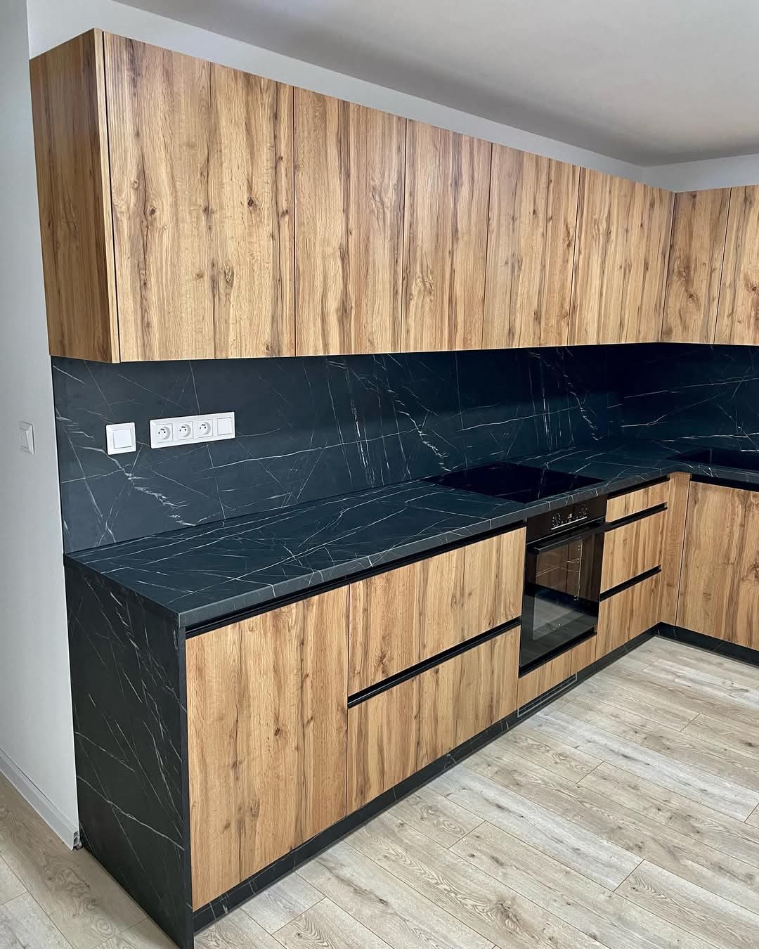 Kuhinjski elementi po meri izrađeni od kvalitetnih pločastih materijala - Sofix Niš, model 42