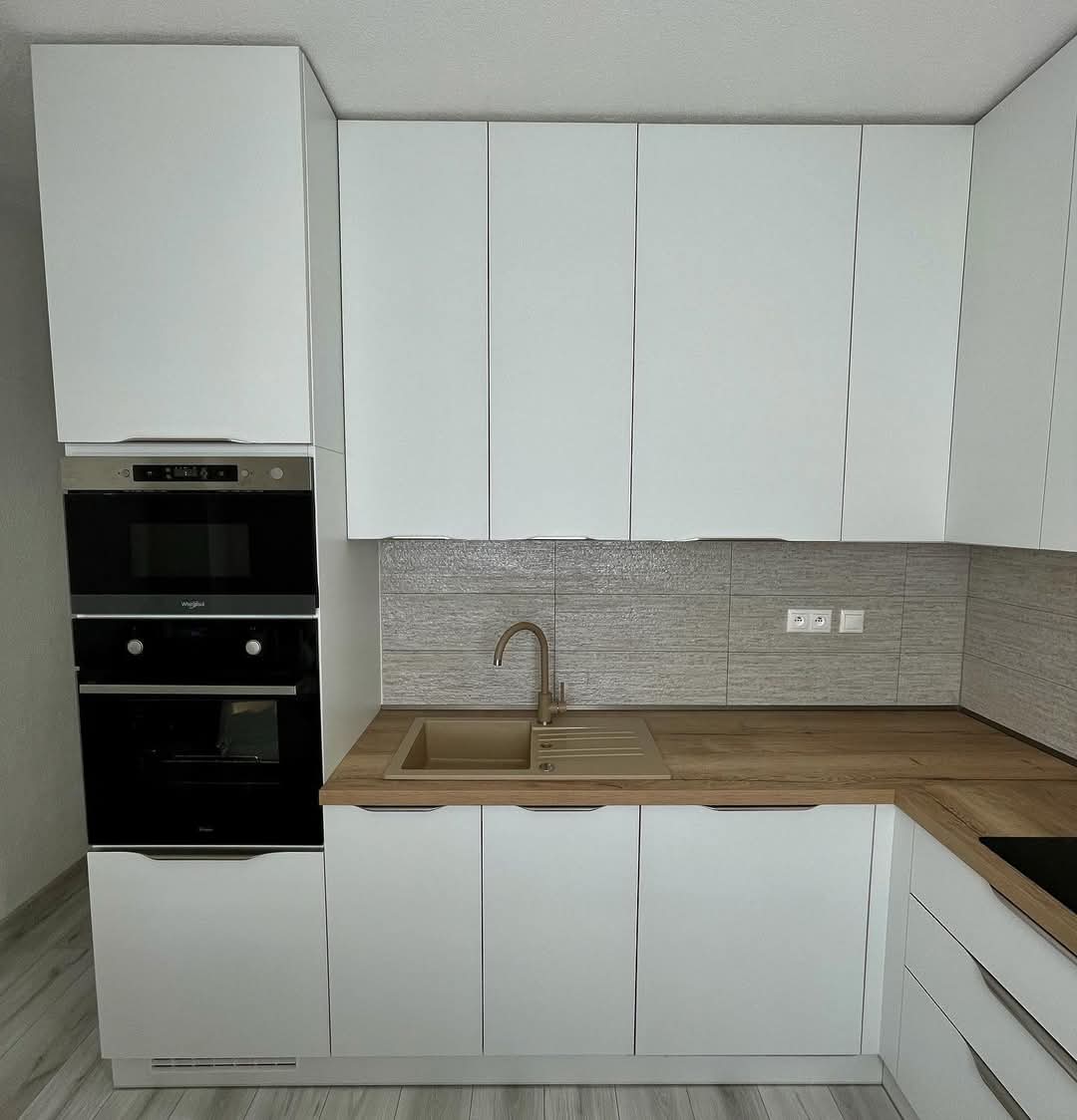 Kuhinjski elementi po meri izrađeni od kvalitetnih pločastih materijala - Sofix Niš, model 32