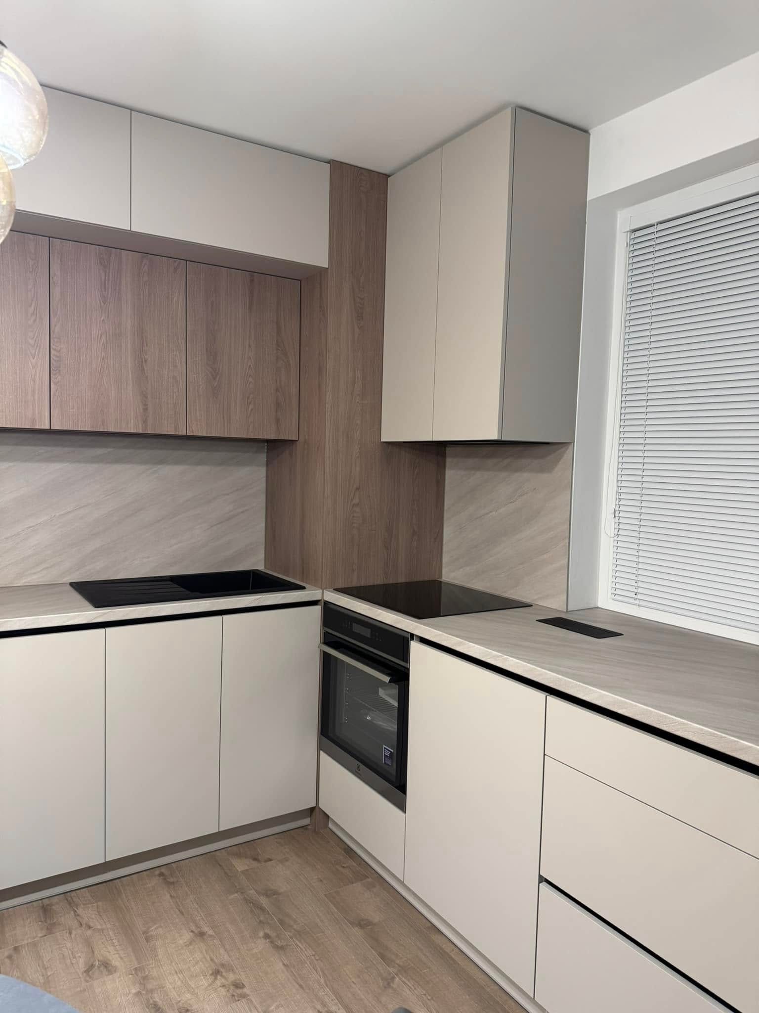Kuhinjski elementi po meri izrađeni od kvalitetnih pločastih materijala - Sofix Niš, model 112