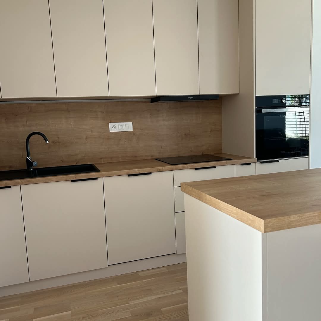 Kuhinjski elementi po meri izrađeni od kvalitetnih pločastih materijala - Sofix Niš, model 72