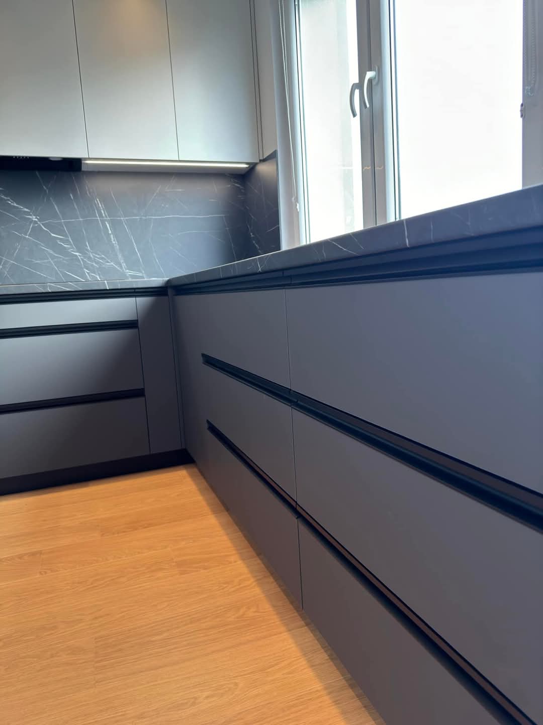 Kuhinja po meri Niš - izrada kuhinje od pločastog materijala, model 100