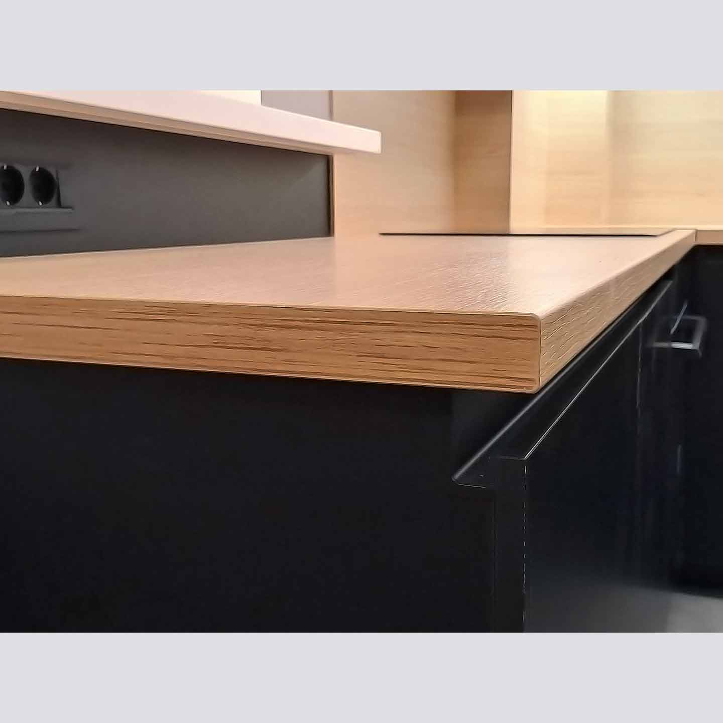 Kuhinjski elementi po meri izrađeni od kvalitetnih pločastih materijala - Sofix Niš, model 17